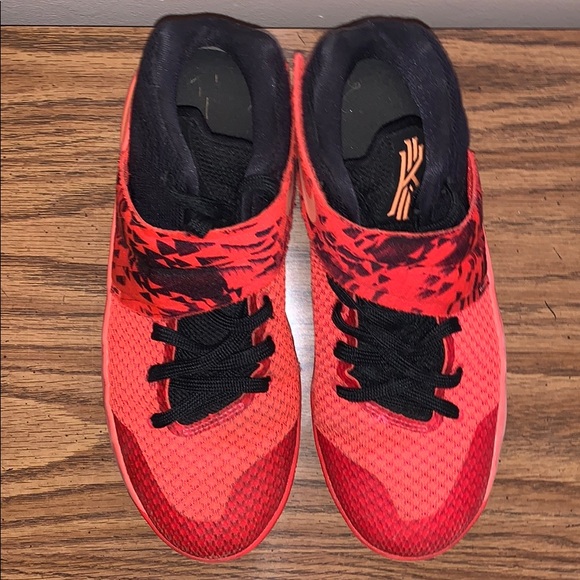 Nike Kyrie 2 ‘Inferno’ Red/Black Shoe (sz 7) - Picture 3 of 4